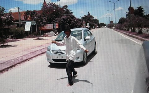 Sửng sốt cảnh một phụ nữ chặn ôtô lấy tiền ảnh 6