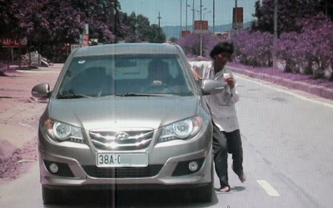 Sau một lúc giằng co, thậm chí thọc tay vào trong xe, người lái xe chấp nhận đưa cho người phụ nữ này 50 nghìn đồng.