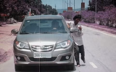 Sau một lúc giằng co, thậm chí thọc tay vào trong xe, người lái xe chấp nhận đưa cho người phụ nữ này 50 nghìn đồng.