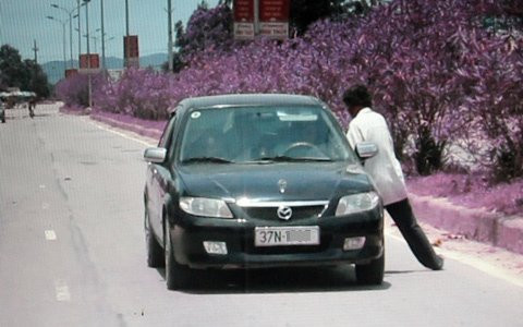 Sửng sốt cảnh một phụ nữ chặn ôtô lấy tiền ảnh 4