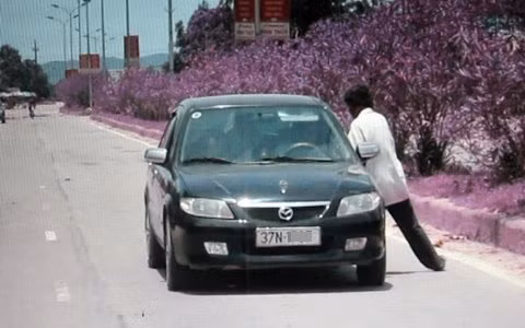 Sửng sốt cảnh một phụ nữ chặn ôtô lấy tiền ảnh 4