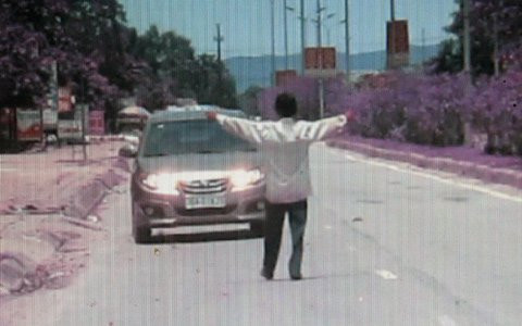 Sửng sốt cảnh một phụ nữ chặn ôtô lấy tiền ảnh 1