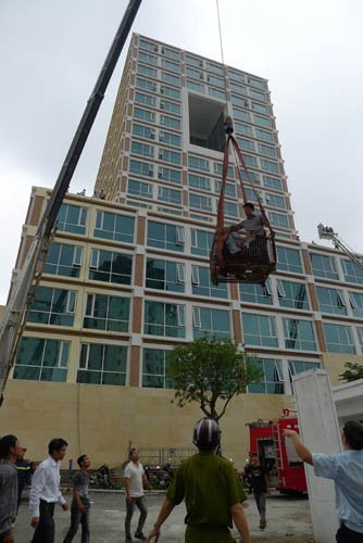 Mặc dù đã thoát thân sau đám cháy tại tòa nhà 18 tầng của Tổng cục Hải quan (Trần Thái Tông – Cầu Giấy, Hà Nội), nhiều người vẫn chưa hết run khi nhớ lại những pha “liều lĩnh” đã qua. Mặc dù đã thoát thân sau đám cháy tại tòa nhà 18 tầng của Tổng cục Hải quan (Trần Thái Tông – Cầu Giấy, Hà Nội), nhiều người vẫn chưa hết run khi nhớ lại những pha “liều lĩnh” đã qua.