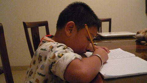 Ngất xỉu vì lịch học tối tăm mặt mũi của bé 4 tuổi ảnh 1