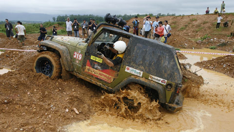 Vận động viên David phải tự mình chạy đi tìm neo để kéo xe, nhưng vẫn không vượt qua bài thi số 2