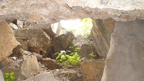 Những khối bêtông đổ vỡ ngổn ngang là hậu quả của những trận đánh bộc phá.