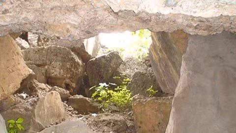 Những khối bêtông đổ vỡ ngổn ngang là hậu quả của những trận đánh bộc phá. Những khối bêtông đổ vỡ ngổn ngang là hậu quả của những trận đánh bộc phá.