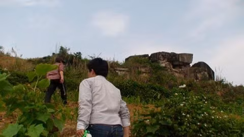 Ông Nông Văn Lợi, người đi trước, dẫn đường lên pháo đài. Ông Nông Văn Lợi, người đi trước, dẫn đường lên pháo đài.