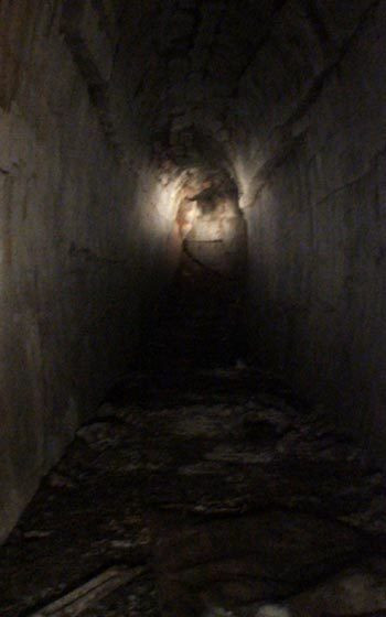 Đường hầm trong pháo đài rất tối, rùng rợn