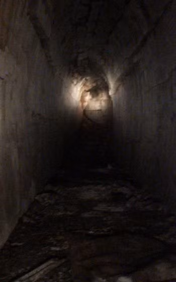 Đường hầm trong pháo đài rất tối, rùng rợn Đường hầm trong pháo đài rất tối, rùng rợn