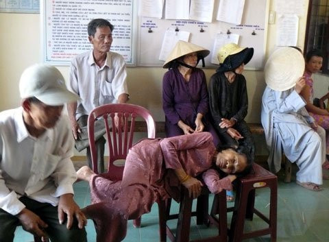 Có cụ mệt quá phải nằm tạm ra ghế để nghỉ trong lúc chờ phát thuốc Có cụ mệt quá phải nằm tạm ra ghế để nghỉ trong lúc chờ phát thuốc