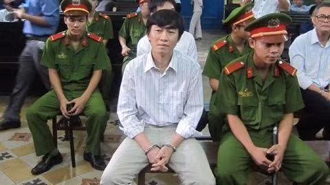 Hoàng Khương – nguyên phóng viên Báo Tuổi trẻ tại phiên tòa sơ thẩm