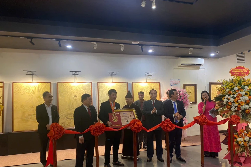 Trưng bày các bức tranh vẽ từ vàng 9999 trên nền kim loại