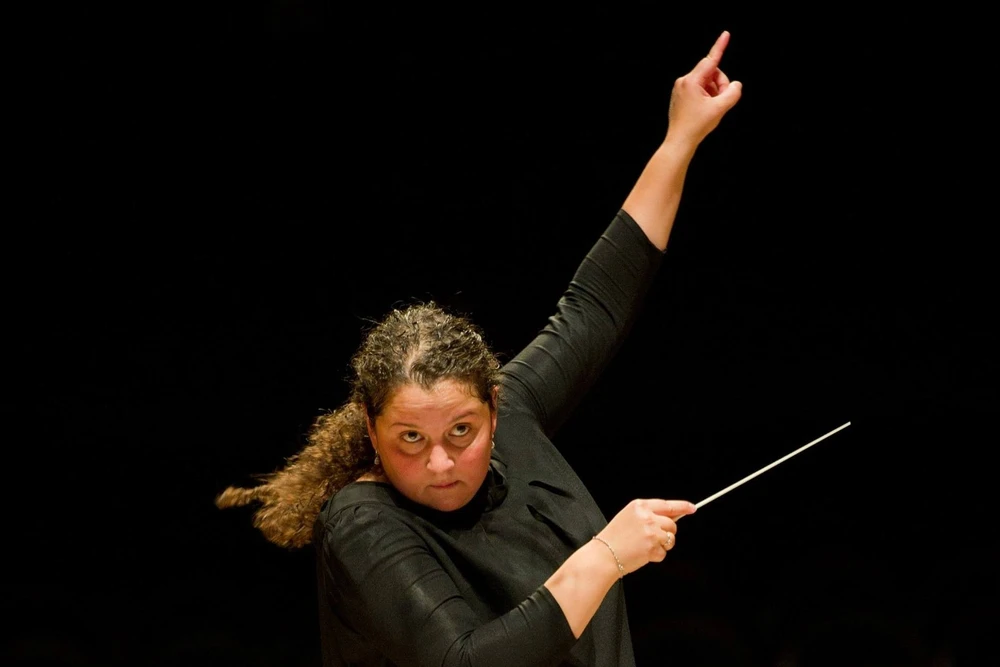 Nữ nhạc trưởng biểu diễn tại lễ bế mạc Thế vận hội Paris 2024 đến Việt Nam