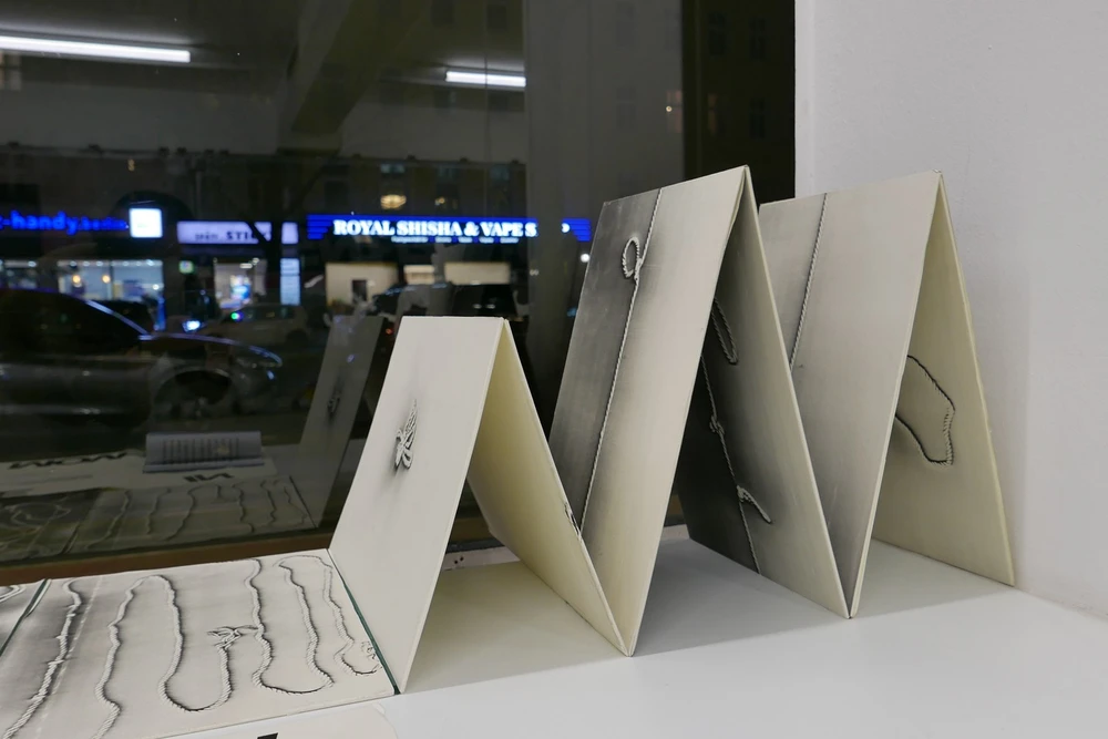 Tác phẩm “Sân chơi song song – Lắp ghép Cảm xúc (2023–2025)” của nghệ sĩ Ngô Đình Bảo Châu