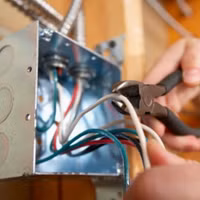 Nhà sửa chữa sai phép nhưng người dân vẫn đang ở, cắt điện nước có hợp lý?