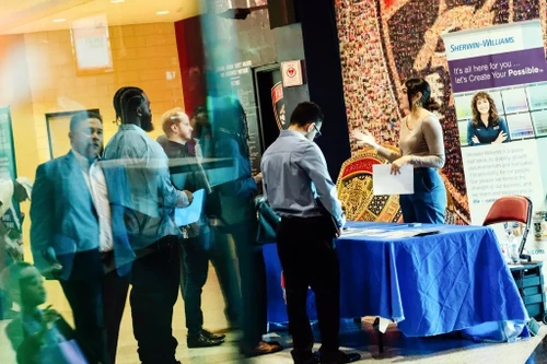 Người lao động Mỹ chật vật tìm việc làm trong kỷ nguyên trí tuệ nhân tạo 