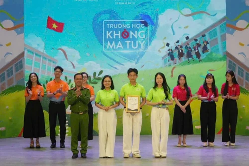 Từ người lính “đánh án ma túy” đến “idol” của học sinh, sinh viên Hà Nội