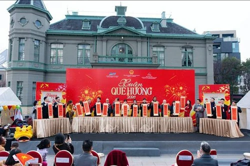 Tết Việt ấm áp gắn kết cộng đồng kiều bào 