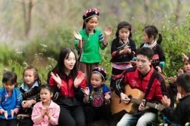 Hoa hậu Thanh Thuỷ “chào sân” ca hát theo cách không ai ngờ