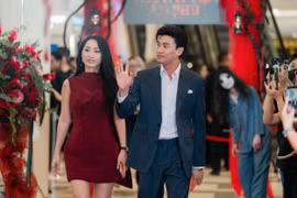 Quốc Trường sánh đôi Quỳnh Thy đến chúc mừng Ngọc Trinh trong phim mới 