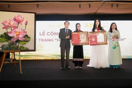 Phúc Anh và dự án “54 Dân tộc Việt Nam” nhận kỷ lục Việt Nam với bức tranh hoa sen