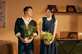 Vợ Phan Mạnh Quỳnh vác “bụng bầu” đóng MV cùng chồng