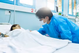 Hà Anh Tuấn đến thăm bệnh nhi được dự án "Chồi Việt Nam" hỗ trợ ghép gan thành công