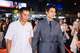 Diễn viên Phương Nam nắm chặt tay bố trên thảm đỏ ra mắt phim “Trùm Sò”