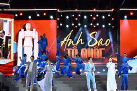 Hàng trăm nghệ sĩ dành trọn lòng thành kính biểu diễn tại Chương trình nghệ thuật “Ánh sao Tổ quốc”