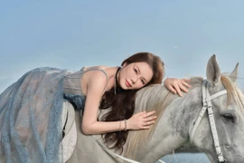 Lý Nhã Kỳ tung bộ ảnh mới chào đón năm Bính Ngọ