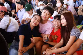 Ốc Thanh Vân đưa 3 con đến ghi hình "Mái ấm gia đình Việt", dạy con bài học về lòng sẻ chia