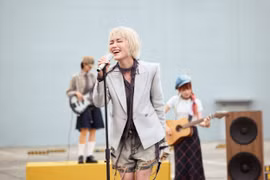 Sau MV ra mắt, Châu Bùi nhanh chóng trở lại với “Chạm sáng”