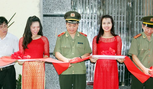 Khánh thành nhà tình nghĩa trao tặng gia đình liệt sỹ CAND Trần Quang Hương