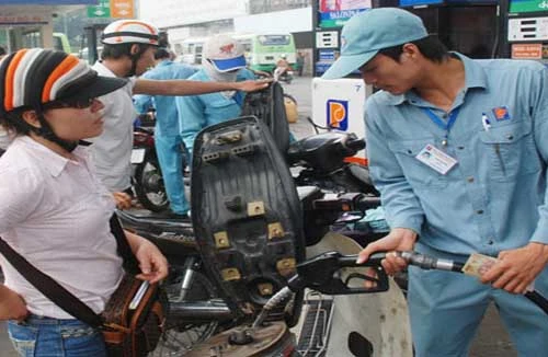 Giá xăng giảm thêm 30 đồng từ 18h tối nay