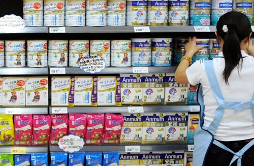 Đeo “vòng kim cô” cho giá sữa