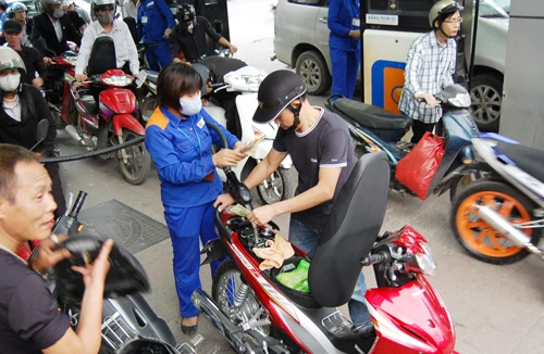 Giá xăng giảm thêm 150 đồng/lít