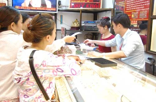 Giá vàng bật tăng cao, lập đỉnh mới