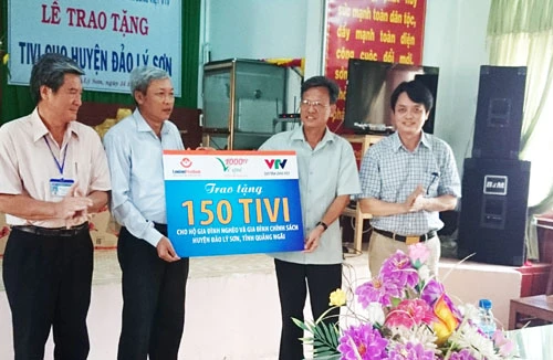 Trao tặng 150 chiếc tivi cho quân và dân huyện đảo Lý Sơn