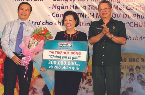 Trao học bổng hỗ trợ con em cựu chiến binh