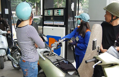 Xăng dầu bất ngờ điều chỉnh lúc nửa đêm