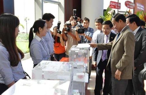 Cổ phiếu Tập đoàn Dệt may chào sàn với giá 11.000 đồng