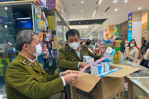 Cận cảnh "dây chuyền" sản xuất khẩu trang y tế từ... giấy ăn bị quản lý thị trường phát hiện