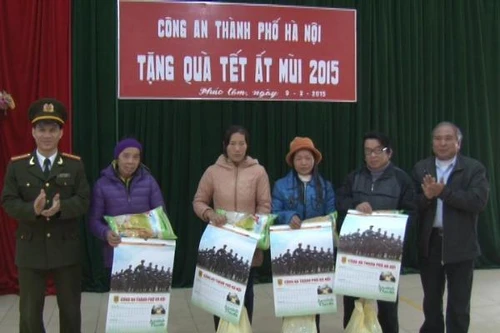 CATP.Hà Nội tặng quà đồng bào công giáo có hoàn cảnh khó khăn