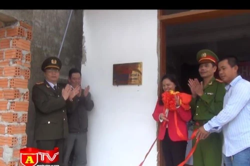 Khánh thành nhà tình nghĩa cho mẹ Việt Nam anh hùng