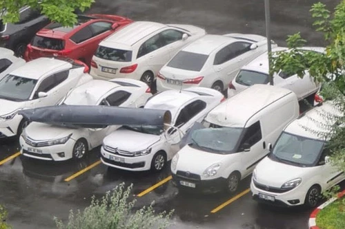 Máy bay chiến đấu F-4 đánh rơi thùng nhiên liệu xuống bãi đỗ xe