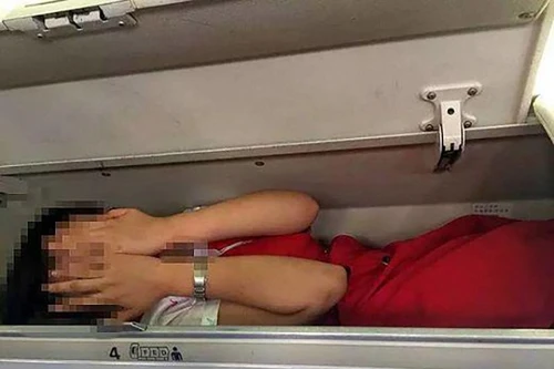 Nữ tiếp viên hàng không bị nhét vào giá chứa đồ trong "nghi thức đặc biệt"