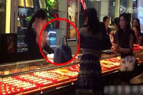 Clip cô gái trẻ ném cả xấp tiền vào mặt nhân viên bán vàng gây phẫn nộ