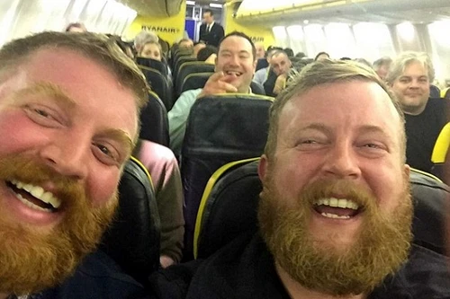 Bất ngờ vì ngồi cạnh người đàn ông lạ giống hệt mình trên máy bay 