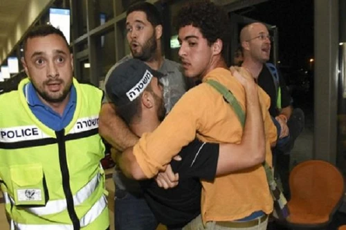 Tấn công đẫm máu bằng dao và súng ở trạm xe bus Israel 